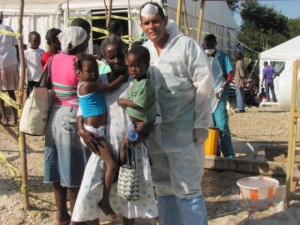 Médico cubano  con pacientes recuperados del cólera en Haití